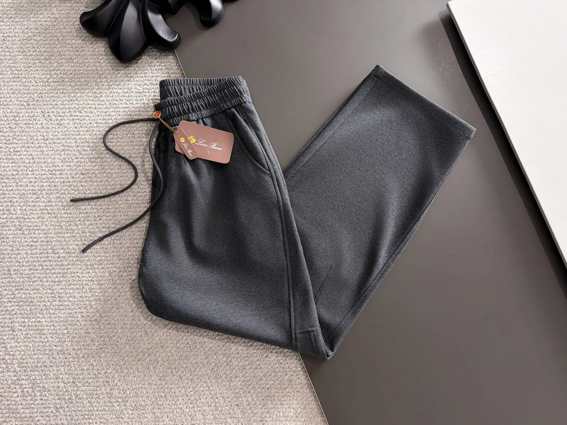 Next day shipment LP high quality Loro Piana 26ss autumn and winter new high-quality trousers Compare real-life details at will A perfect choice for autumn and winter. A must-have item. Sizes: M to 3XL (please state your height and weight when placing an order)
